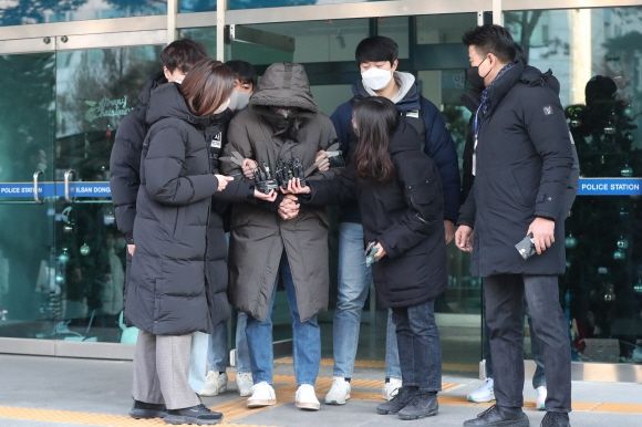 On the morning of the 4th, Lee Ki-young (31), who was arrested for the murder of a taxi driver and his cohabitant at the Ilsan Dongbu Police Station in Goyang-si, Gyeonggi-do, is being transferred to the prosecution. 2023.1.4 Yonhap News